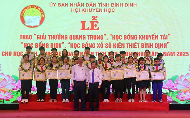 Hội Khuyến học tỉnh trao Giải thưởng Quang Trung về học tập cho 24 học sinh thuộc các huyện, thị xã, thành phố trong tỉnh. Ảnh: HỒ ĐIỆP