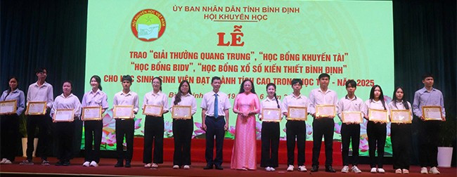 Hội Khuyến học tỉnh trao 20 suất học bổng BIDV cho các sinh viên vượt khó vươn lên trong học tập. Ảnh: HỒ ĐIỆP