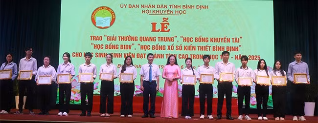 Hội Khuyến học tỉnh trao 20 suất học bổng BIDV cho các sinh viên vượt khó vươn lên trong học tập. Ảnh: HỒ ĐIỆP