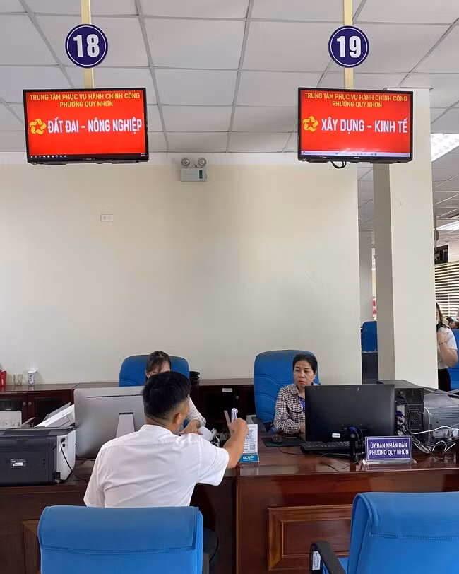 Công tác chuẩn bị của quầy Phục vụ hành chính công của phường Quy Nhơn (đặt tại Trung tâm Phục vụ hành chính công tỉnh) cơ bản hoàn thành. Ảnh: N.M.