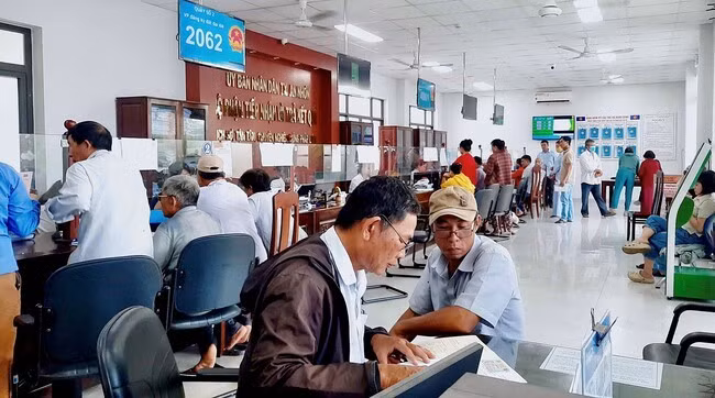 Sử dụng Bộ phận Tiếp nhận và Trả kết quả TX An Nhơn làm Trung tâm Phục vụ hành chính công của phường Bình Định mới, khâu vận hành đường truyền sẽ thực hiện vào sau 17 giờ ngày 19.6, vừa đảm bảo phục vụ tốt người dân và doanh nghiệp theo nhiệm vụ hiện tại, vừa cơ bản đáp ứng kịch bản vận hành thử vào sáng 20.6. Ảnh chụp tại Bộ phận Tiếp nhận và Trả kết quả TX An Nhơn chiều 19.6. Ảnh: N.M