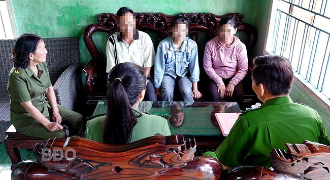 CA xã Phước An gặp gỡ em T. và gia đình tuyên truyền, nhắc nhở cảnh giác với thủ đoạn mua bán người. Ảnh: M.N CA xã Phước An gặp gỡ em T. và gia đình tuyên truyền, nhắc nhở cảnh giác với thủ đoạn mua bán người. Ảnh: M.N