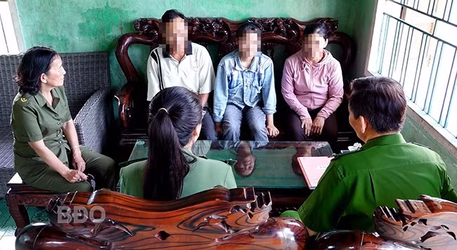 CA xã Phước An gặp gỡ em T. và gia đình tuyên truyền, nhắc nhở cảnh giác với thủ đoạn mua bán người. Ảnh: M.N