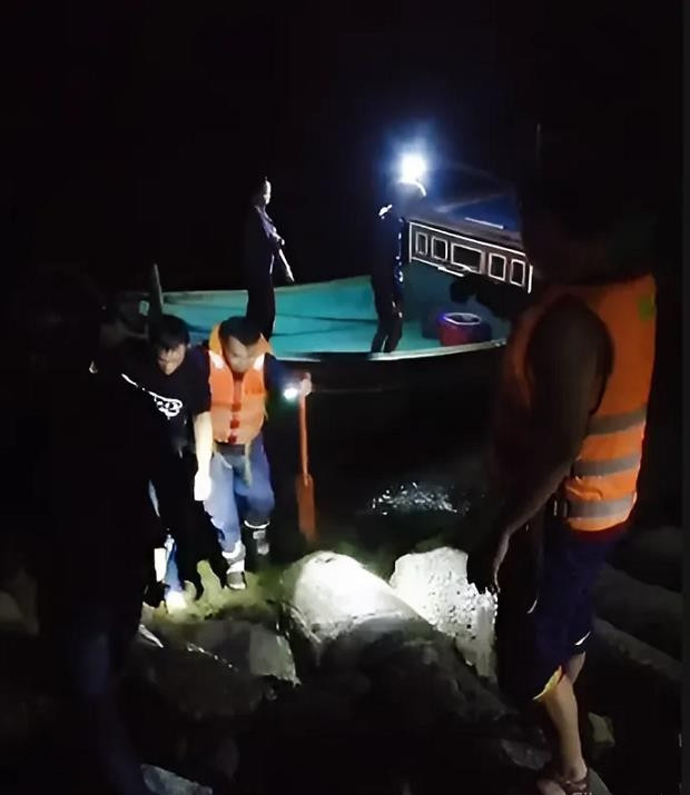 Cảnh sát PCCC kịp thời cứu và đưa thanh niên nhảy cầu Thị Nại vào bờ an toàn. Ảnh: CACC