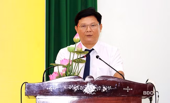 Chủ tịch UBND TX Hoài Nhơn Lê Đăng Tuấn trình bày tờ trình của UBND thị xã về chủ trương sắp xếp đơn vị hành chính cấp xã. Ảnh: H.THU