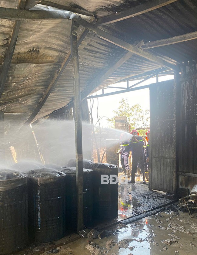 Các lực lượng đã khoanh vùng và dập tắt đám cháy. Ảnh: CA cung cấp. Các lực lượng đã khoanh vùng và dập tắt đám cháy. Ảnh: CA cung cấp.