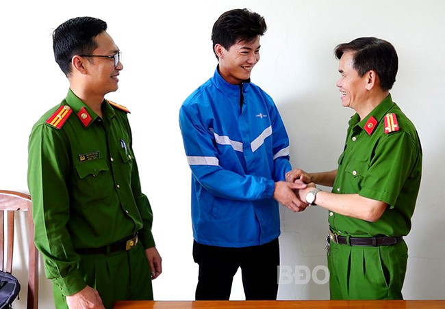 Lãnh đạo CA xã Phước An cảm ơn anh Kiệt về việc góp phần ngăn chặn vụ mua bán người. Ảnh: M.N Lãnh đạo CA xã Phước An cảm ơn anh Kiệt về việc góp phần ngăn chặn vụ mua bán người. Ảnh: M.N