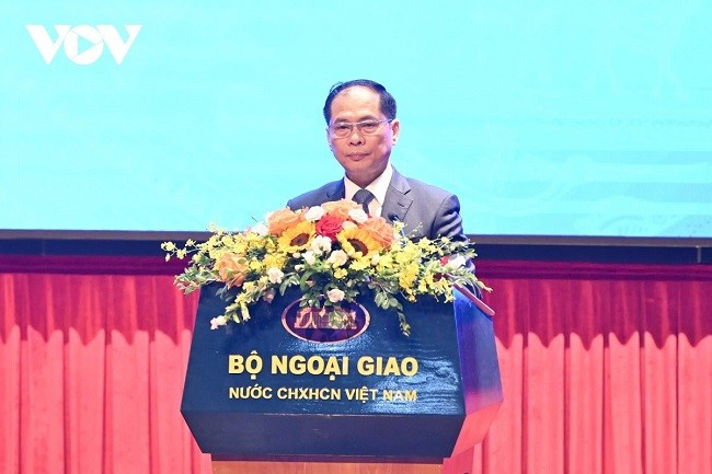 Phó Thủ tướng, Bộ trưởng Bộ Ngoại giao Bùi Thanh Sơn phát biểu khai mạc Hội thảo. Phó Thủ tướng, Bộ trưởng Bộ Ngoại giao Bùi Thanh Sơn phát biểu khai mạc Hội thảo.