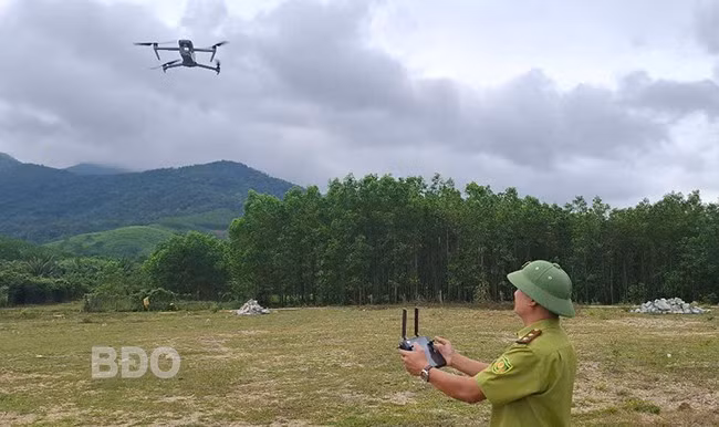 Lực lượng kiểm lâm huyện Vân Canh tích cực làm quen thiết bị bay để phục vụ công tác giám sát, bảo vệ rừng. Ảnh: N.N