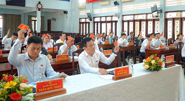Đại biểu HĐND thị xã thống nhất thông qua dự thảo Nghị quyết về chủ trương sắp xếp đơn vị hành chính cấp xã trên địa bàn thị xã theo như tờ trình UBND thị xã. Ảnh: H.THU