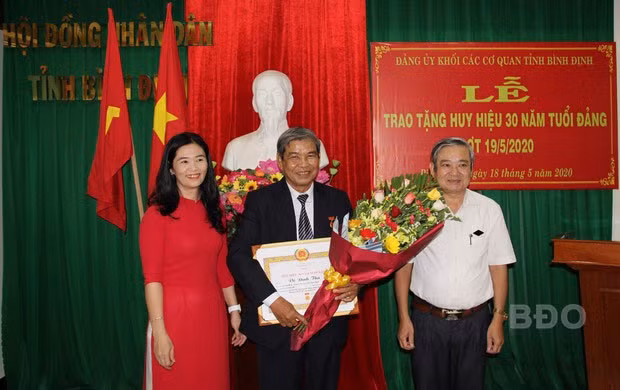 Lãnh đạo Đảng ủy khối Các cơ quan tỉnh và Chi bộ Văn phòng HĐND tỉnh chúc mừng đồng chí Võ Đình Thú. Lãnh đạo Đảng ủy khối Các cơ quan tỉnh và Chi bộ Văn phòng HĐND tỉnh chúc mừng đồng chí Võ Đình Thú.