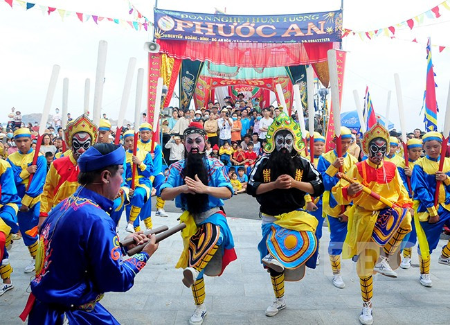 Đội bả trạo Nhơn Hải biểu diễn trong lễ hội cầu ngư ở địa phương tổ chức năm 2021. Ảnh: NGỌC NHUẬN