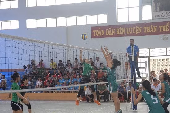 Một pha bóng trong trận khai mạc giữa đội Tây Sơn (bên phải) và đội TP Quy Nhơn.