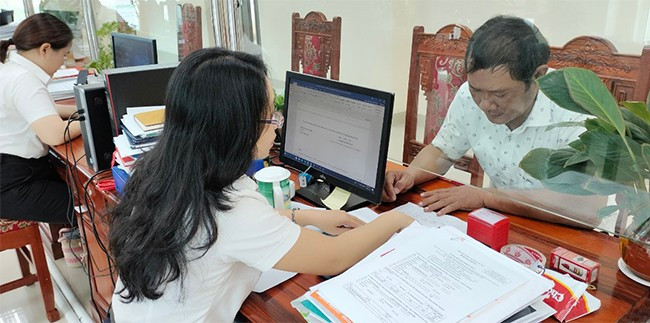 Công chức thuế tư vấn hướng dẫn người nộp thuế kê khai nộp thuế. Ảnh: TIẾN SỸ Công chức thuế tư vấn hướng dẫn người nộp thuế kê khai nộp thuế. Ảnh: TIẾN SỸ