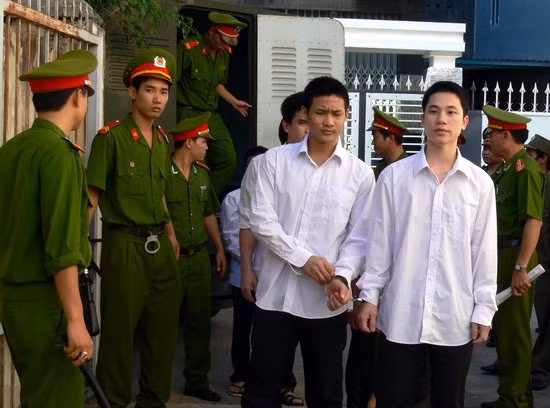 Xe tù chở các phạm nhân trong một vụ án cướp của giết người đến nơi xét xử.