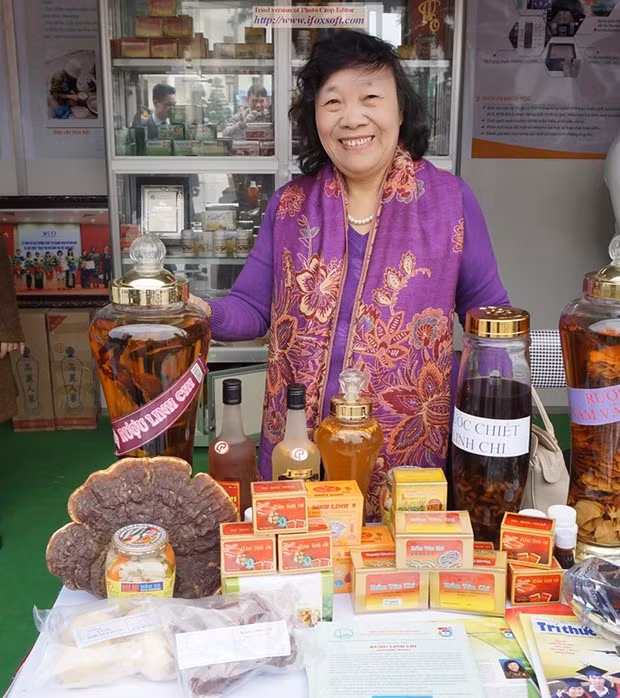 PGS.TS Nguyễn Thị Chính bên những sản phẩm từ nấm dược liệu. PGS.TS Nguyễn Thị Chính bên những sản phẩm từ nấm dược liệu.