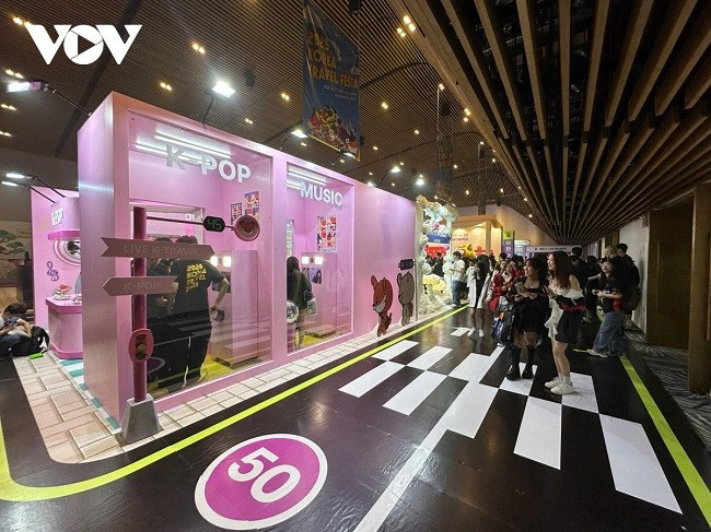 Lễ hội quảng bá văn hóa và du lịch Hàn Quốc (Korea Travel Festa 2025) có nhiều hoạt động hấp dẫn giới trẻ đến tham quan, mua sắm. (Ảnh: C.H) Lễ hội quảng bá văn hóa và du lịch Hàn Quốc (Korea Travel Festa 2025) có nhiều hoạt động hấp dẫn giới trẻ đến tham quan, mua sắm. (Ảnh: C.H)