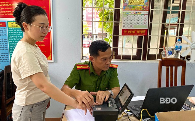 Cán bộ CA phường Trần Phú (TP Quy Nhơn) thực hiện quy trình cấp đổi thẻ căn cước cho công dân. Ảnh: N.C Cán bộ CA phường Trần Phú (TP Quy Nhơn) thực hiện quy trình cấp đổi thẻ căn cước cho công dân. Ảnh: N.C