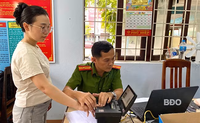 Cán bộ CA phường Trần Phú (TP Quy Nhơn) thực hiện quy trình cấp đổi thẻ căn cước cho công dân. Ảnh: N.C