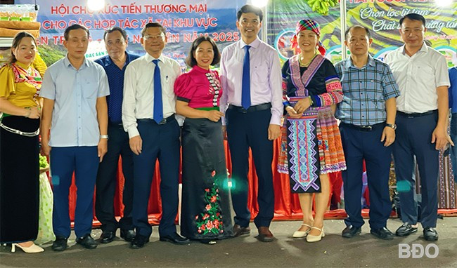 Các đại biểu tham quan các gian hàng của các HTX trong toàn quốc. Ảnh: HẢI YẾN