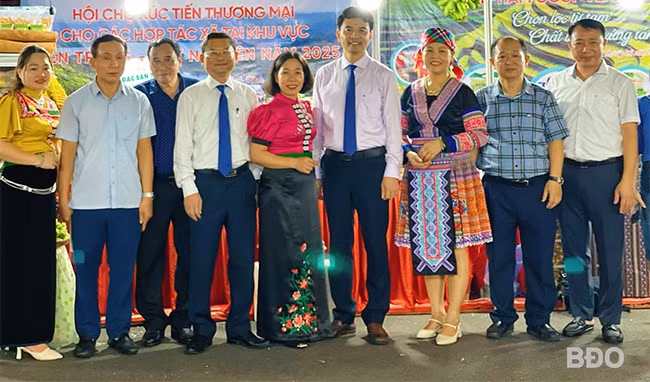 Các đại biểu tham quan các gian hàng của các HTX trong toàn quốc. Ảnh: HẢI YẾN