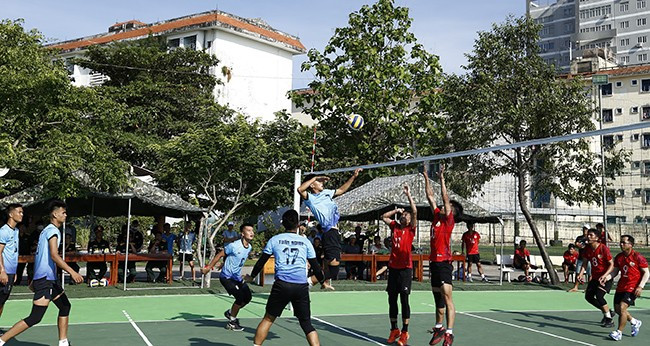 Đội bóng chuyền Bộ CHQS tỉnh Bình Định (bên trái) xuất sắc giành giải nhất hội thao. Ảnh: N.K