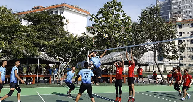 Đội bóng chuyền Bộ CHQS tỉnh Bình Định (bên trái) xuất sắc giành giải nhất hội thao. Ảnh: N.K