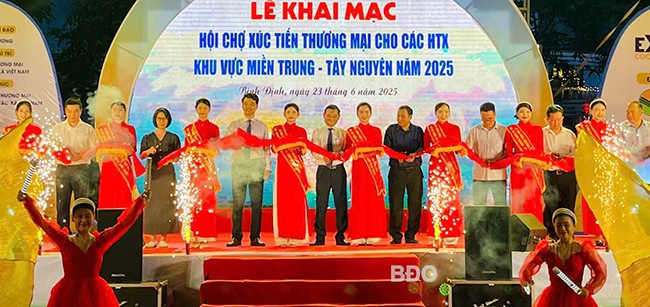 Các đại biểu cắt băng khánh thành hội chợ. Ảnh: HẢI YẾN
