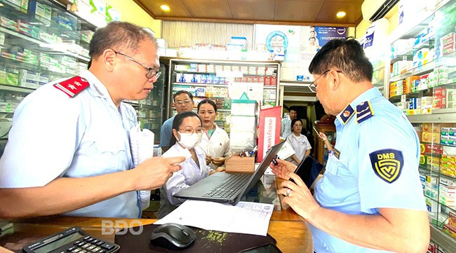 Đoàn kiểm tra Sở Y tế chủ trì, phối hợp với Sở Công Thương và CA tỉnh kiểm tra việc sử dụng máy tính để quản lý nhập, xuất, tồn trữ, theo dõi số lô, hạn dùng, nguồn gốc của thuốc. Ảnh: M.H Đoàn kiểm tra Sở Y tế chủ trì, phối hợp với Sở Công Thương và CA tỉnh kiểm tra việc sử dụng máy tính để quản lý nhập, xuất, tồn trữ, theo dõi số lô, hạn dùng, nguồn gốc của thuốc. Ảnh: M.H