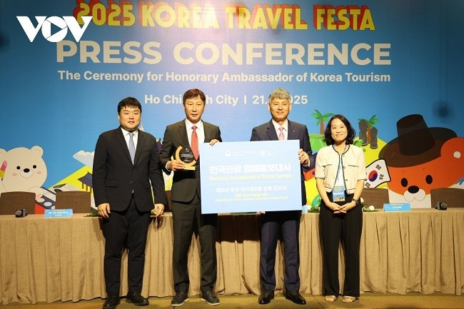 Các đại diện Tổng cục Du lịch Hàn Quốc chụp ảnh lưu niệm với ông Kim Sang Sik. (Ảnh: Tỷ Huỳnh) Các đại diện Tổng cục Du lịch Hàn Quốc chụp ảnh lưu niệm với ông Kim Sang Sik. (Ảnh: Tỷ Huỳnh)