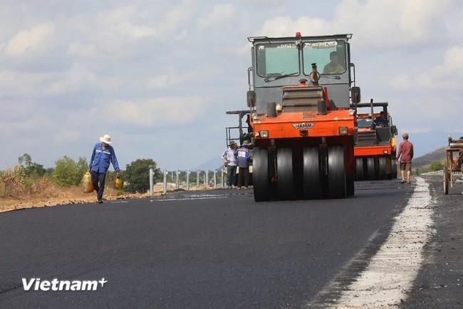 Nhà thầu thi công thảm nhựa nền đường tại một dự án thành phần cao tốc. (Ảnh: Việt Hùng/Vietnam+)