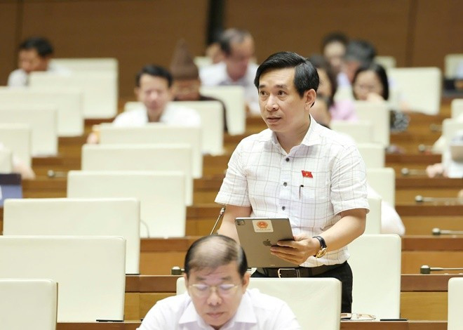 ĐB Nguyễn Văn Cảnh đề xuất Chính phủ nên áp dụng thí điểm nhập làn theo quy tắc luân phiên. Ảnh: Đoàn ĐBQH tỉnh