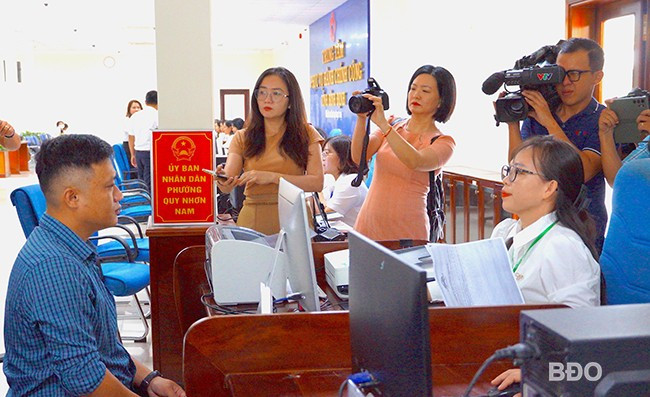 Công tác vận hành thử tiếp nhận và xử lý thủ tục hành chính ở 58 xã, phường mới trên địa bàn tỉnh Bình Định vào ngày 20.6 vừa qua. Ảnh: N.M.