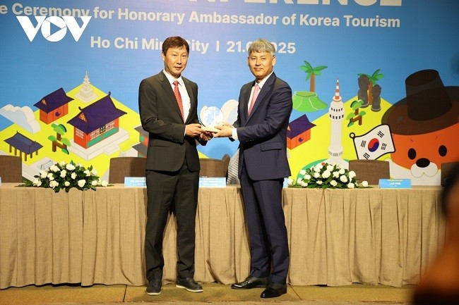 Huấn luyện viên Kim Sang Sik được bổ nhiệm làm Đại sứ danh dự du lịch Hàn Quốc tại Việt Nam. (Ảnh: Tỷ Huỳnh) Huấn luyện viên Kim Sang Sik được bổ nhiệm làm Đại sứ danh dự du lịch Hàn Quốc tại Việt Nam. (Ảnh: Tỷ Huỳnh)