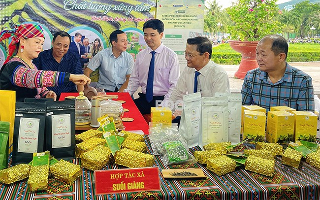 Lãnh đạo và đại diện các HTX thưởng thức các món ăn đặc sản. Ảnh: HẢI YẾN