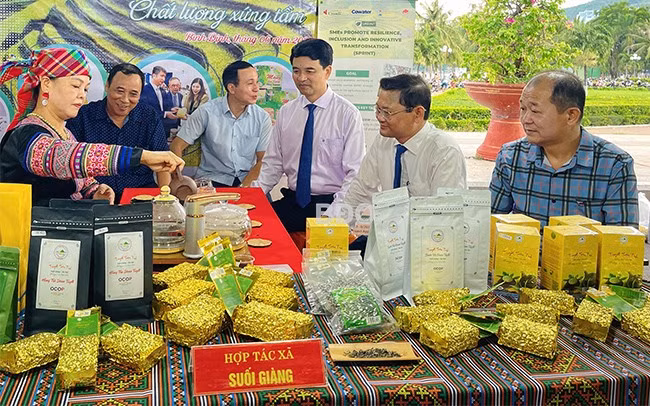 Lãnh đạo và đại diện các HTX thưởng thức các món ăn đặc sản. Ảnh: HẢI YẾN