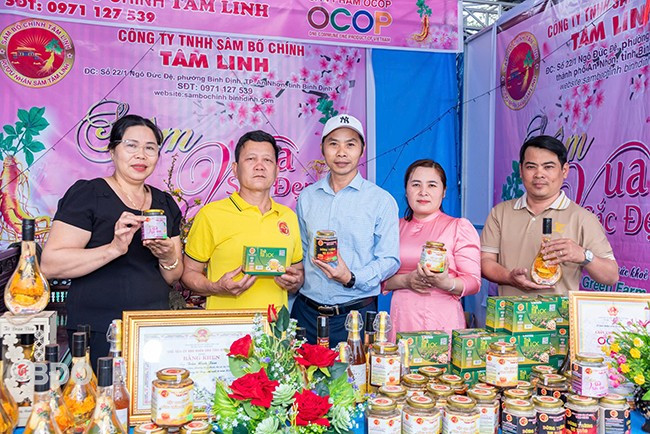 Ông Trần Minh Tâm (thứ 2 từ trái sang) giới thiệu sản phẩm tại hội chợ triển lãm năm 2024 do TX An Nhơn tổ chức. Ảnh: M.K Ông Trần Minh Tâm (thứ 2 từ trái sang) giới thiệu sản phẩm tại hội chợ triển lãm năm 2024 do TX An Nhơn tổ chức. Ảnh: M.K