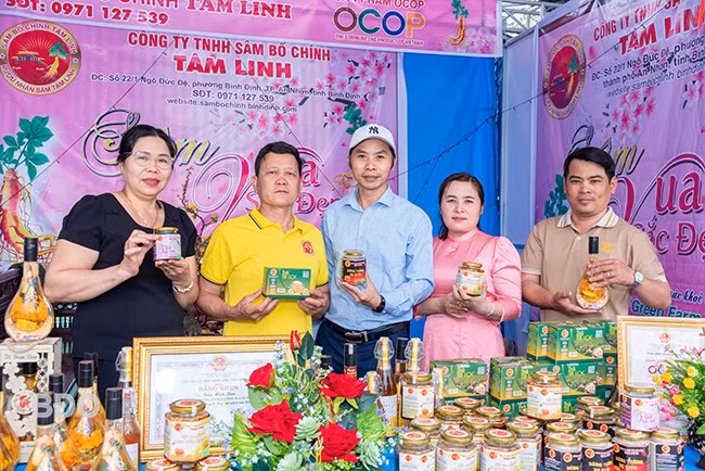 Ông Trần Minh Tâm (thứ 2 từ trái sang) giới thiệu sản phẩm tại hội chợ triển lãm năm 2024 do TX An Nhơn tổ chức. Ảnh: M.K