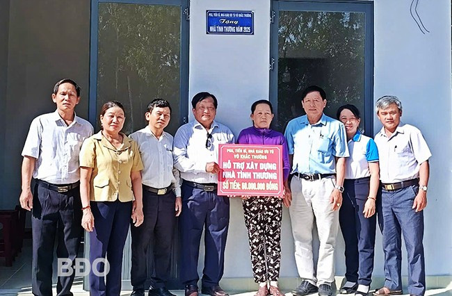 Trao kinh phí xây dựng nhà tình thương cho hộ bà Võ Thị Kim Liên. Ảnh: B.S