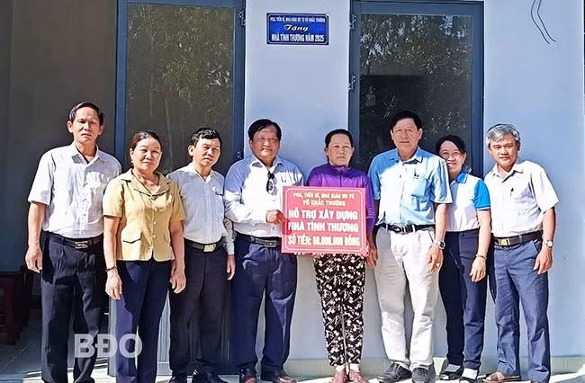 Trao kinh phí xây dựng nhà tình thương cho hộ bà Võ Thị Kim Liên. Ảnh: B.S