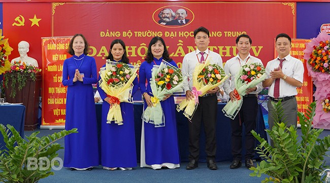 Ban Chấp hành Đảng bộ khóa V ra mắt Đại hội. Ảnh: H.V.T