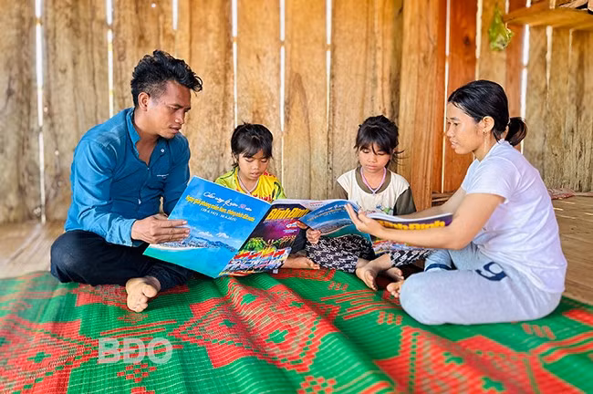 Gia đình anh Đinh Văn Thú (ở khu tái định canh, định cư thôn Suối Đá, xã Vĩnh Sơn, huyện Vĩnh Thạnh) xây dựng ngôi nhà sàn khang trang, ổn định cuộc sống. Ảnh: D.Đ Gia đình anh Đinh Văn Thú (ở khu tái định canh, định cư thôn Suối Đá, xã Vĩnh Sơn, huyện Vĩnh Thạnh) xây dựng ngôi nhà sàn khang trang, ổn định cuộc sống. Ảnh: D.Đ