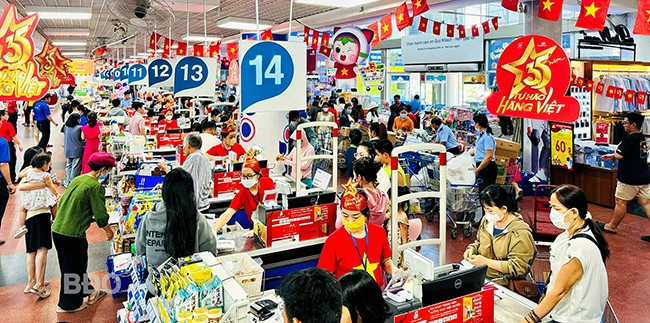 Siêu thị Co.opmart Quy Nhơn có nhiều chương trình khuyến mãi thu hút khách hàng đến với hàng Việt Nam. Ảnh: HẢI YẾN Siêu thị Co.opmart Quy Nhơn có nhiều chương trình khuyến mãi thu hút khách hàng đến với hàng Việt Nam. Ảnh: HẢI YẾN