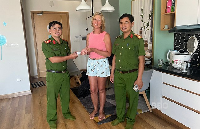 Phòng Cảnh sát hình sự trao trả tài sản cho khách du lịch bị mất tài sản. Ảnh: T.L