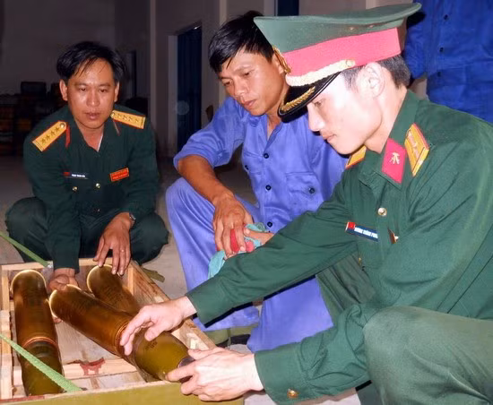 Kiểm tra, bảo dưỡng đạn pháo.