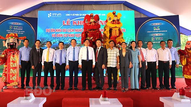 Đại biểu dự lễ chụp ảnh lưu niệm. Ảnh TIẾN SỸ