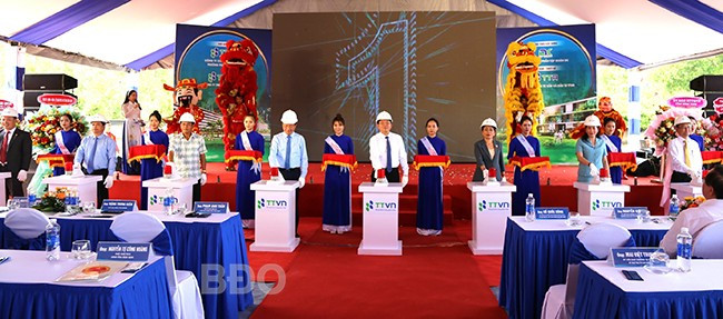 Các đồng chí lãnh đạo tỉnh và chủ đầu tư thực hiện nghi thức bấm nút khởi công dự án. Ảnh: TIẾN SỸ