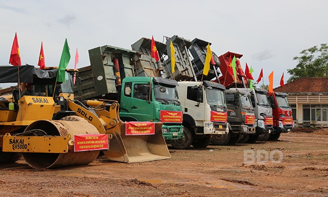 Chủ đầu tư huy động nhân lực vận hành phương tiện triển khai các hạng mục ngay sau lễ khởi công. Ảnh: TIẾN SỸ