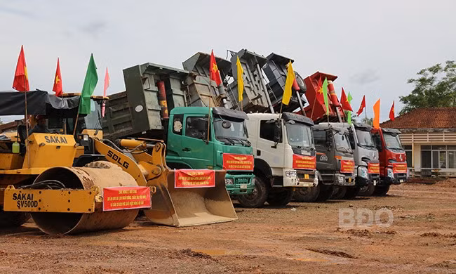 Chủ đầu tư huy động nhân lực vận hành phương tiện triển khai các hạng mục ngay sau lễ khởi công. Ảnh: TIẾN SỸ