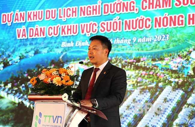 Chủ đầu tư thông tin về dự án, cam kết triển khai thực hiện đúng tiến độ. Ảnh: TIẾN SỸ